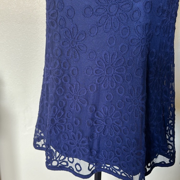 💖Tommy Hilfiger navy sheer sleeveless embroidered flower tank - Picture 3 of 7